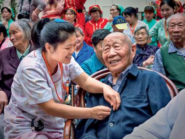 p74-无锡市滨湖区专业护工在照顾老人 供图 无锡民政