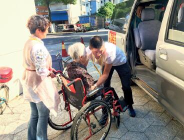 p75-2常州市乐龄枝秀服务人员接送老人洗澡 摄影 殷建峰