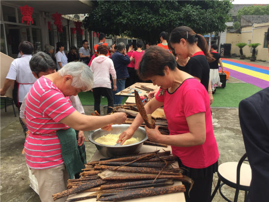 图为宁波“欣和苑”养老服务中心组织老人活动 