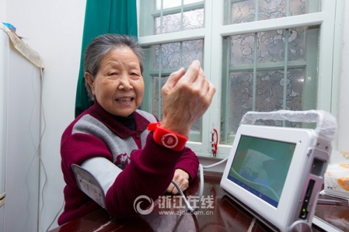 乌镇的智慧养老深入家庭，老人在家量血压可同步云端，还佩戴了呼救手环，以防遇到突发情况。.jpg