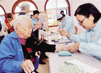 郑州大力推行医养结合 让养老舒心看病省心