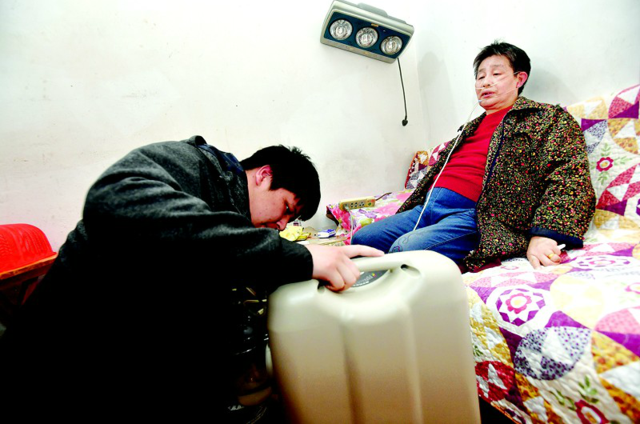 武汉试行养老新模式 年轻人免费住进陌生老人家