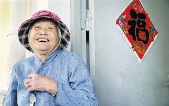 10月10日，生活在澄迈县养老服务中心的96岁老人李来姑喜笑颜开。 本报记者 苏晓杰 通讯员 王家专 摄